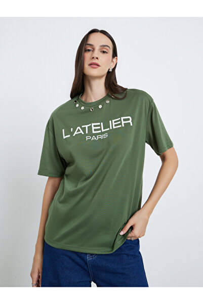 Styli تي شيرت نسائي كبير الحجم مرصع باللون الأخضر