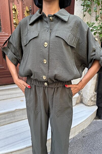 THE VOLER Ελαστικό άνετο κοστούμι με λεπτομέρεια με χρυσά κουμπιά - ΧΑΚΙ