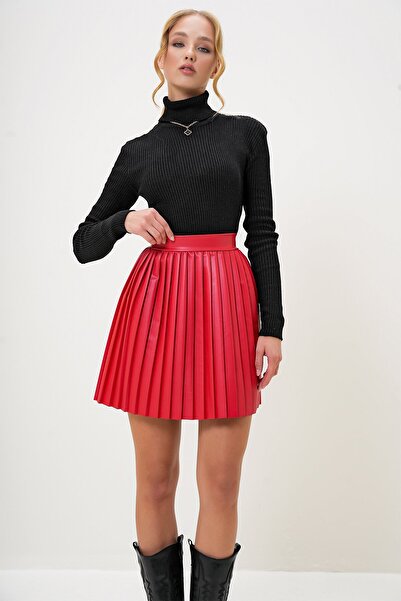 VAGGON Women's Red Pleated Faux Leather Mini Skirt Prmx12769