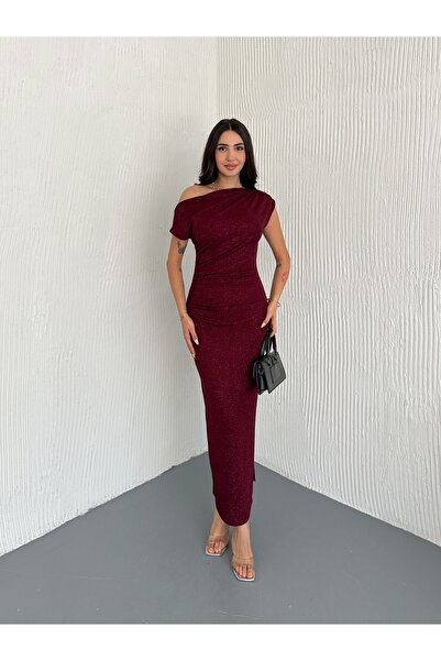 Reein فستان بفتحة رقبة غير متماثلة ومزين بالترتر