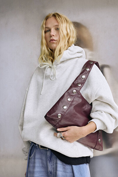 Pull & Bear Zımba detaylı kol çantası