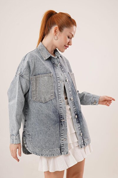 Butik Ayseba سترة جينز بأزرار وجيوب وياقة مرصعة بالأحجار