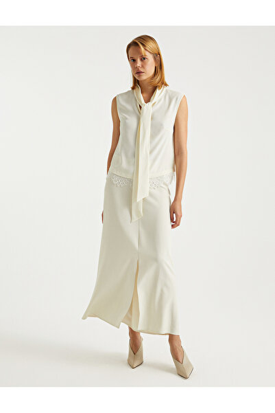 BGN workshop بلوزة من الساتان مع تفاصيل من الدانتيل