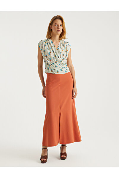 BGN workshop بلوزة ذات أكمام واسعة وياقة على شكل حرف V