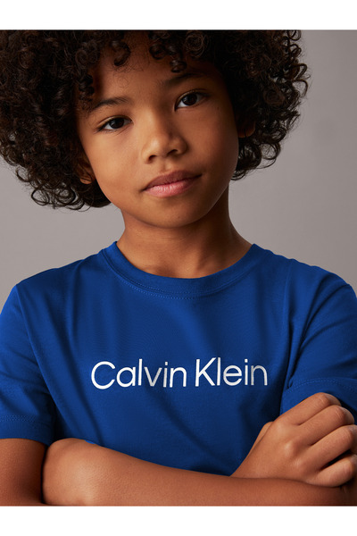 Calvin Klein تي شيرت Calvin Klein Kids ذو الرقبة الدائرية بشعار جرافيكي باللو...