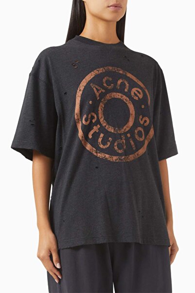 Acne Studios تي شيرت بشعار أسود متعثر - 75% قطن عضوي، 25% بوليستر - قصة مريحة وتفاصيل عصرية