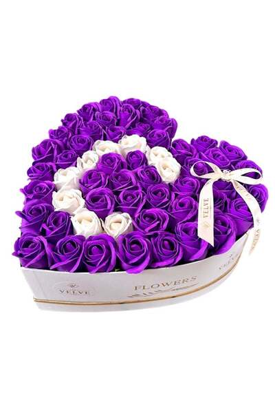velve Aranjament floral cu litera, cutie inima alba cu 55 trandafiri de sapun...