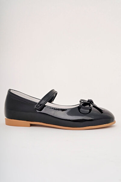 Cappale حذاء راقصة الباليه بفيونكة شارب للأطفال من الجلد الأسود اللامع