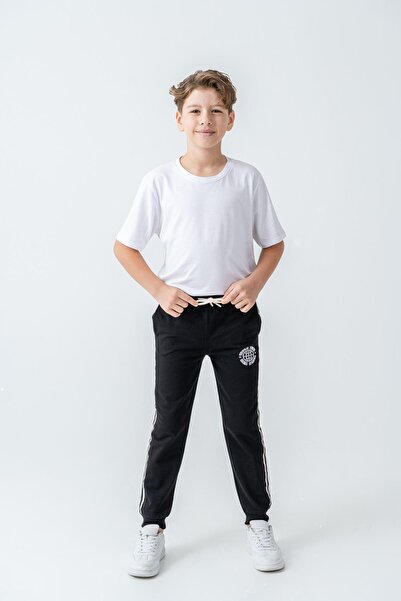 Mışıl Kids Pantaloni de trening pentru băieți cu imprimeu World Wide cu dungi...