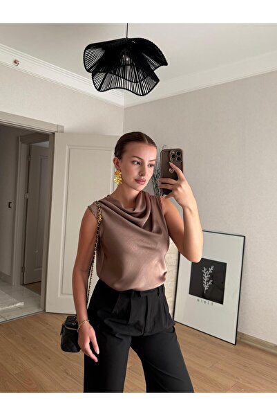 BAŞARAN Μπλούζα από σατέν καφέ με γιακά Degaje