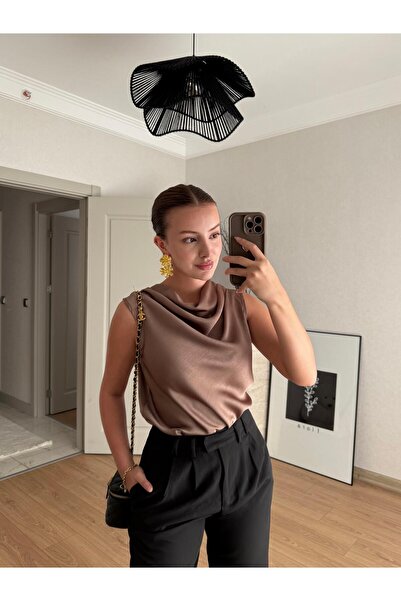 BAŞARAN Μπλούζα από σατέν καφέ με γιακά Degaje