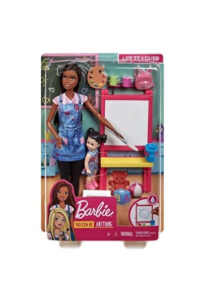 Barbie Papusa, profesoară de artă cu pielea închisă la culoare și copil brune...