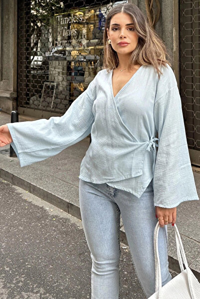 STİLVİA بلوزة نسائية من الموسلين باللون الأزرق الفاتح وياقة مزدوجة ورباط متقا...
