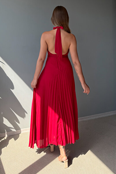 Trendyol Collection Rotes, plissiertes, ausgeschnittenes, mit Accessoires verziertes, mit Chiffon-Midi-Futter gefüttertes Kleid TPRSS25EL00327