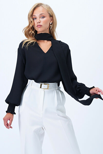 Trend Alaçatı Stili Women's Black V-Neck Halter Detail Gipeli Moss Crepe Blouse Alc-X14367