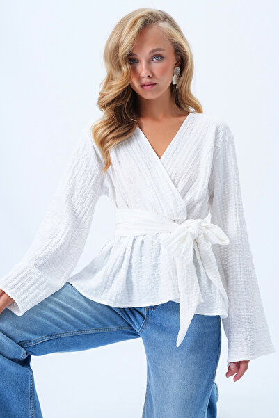 Trend Alaçatı Stili Weiße Damenbluse mit zweireihigem Kragen, Rock, Rüschen und selbsttragendem Gürtel Alc-X14428