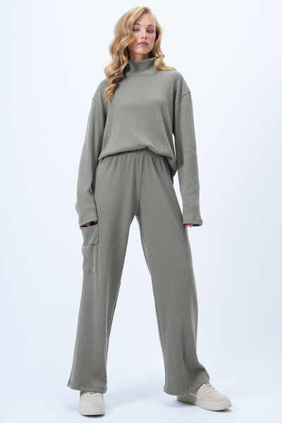 Trend Alaçatı Stili Women's Khaki Turtleneck Soft Textured Oversize Blouse and Cargo Pocket Pants Set Alc-X14381