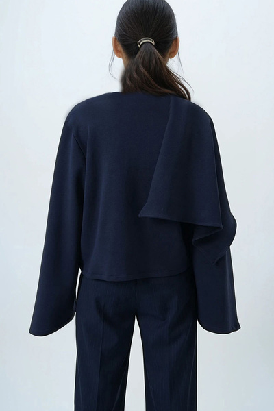 Trend Alaçatı Stili Dunkelblaue Damenbluse mit Rundhalsausschnitt und breitem Schnitt und selbstwickelndem Detail Alc-X14420