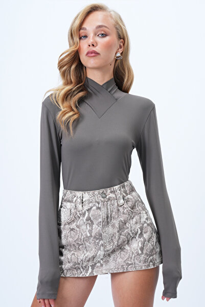 Trend Alaçatı Stili Nerzfarbene Basic-Bluse mit Stehkragen für Damen Alc-X14397