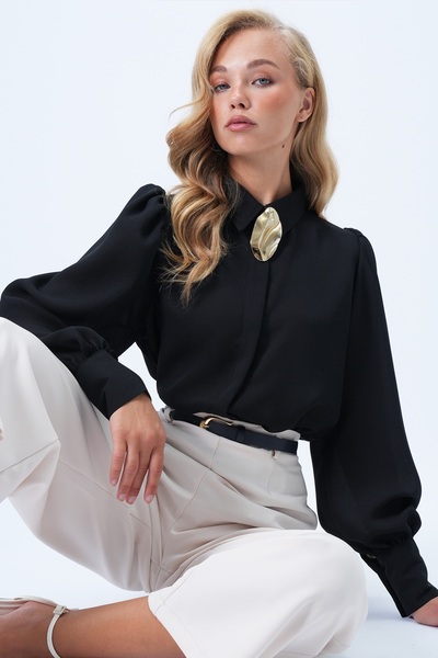 Trend Alaçatı Stili Дамска черна принцеска блуза с крилца на ръкава и брошка, от креп, Alc-X14338