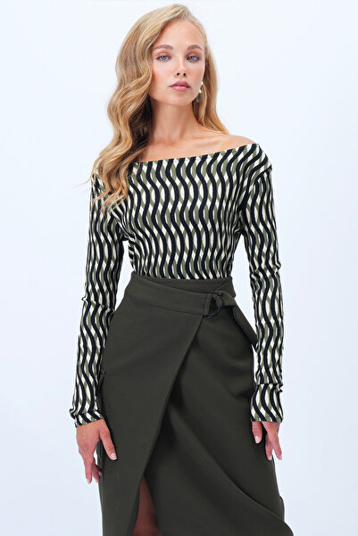 Trend Alaçatı Stili Bluză de bază cu decolteu barcă verde-negru pentru femei Alc-X14396