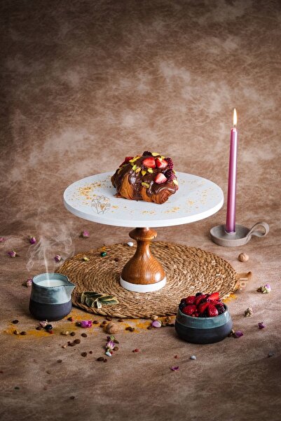 kitchen trend Justwood Mummy 30 Cm Round White Cake Serving Plate with Wooden Legs