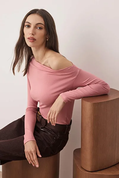 Trendyol Collection Dusty Rose Gerade Premium Weicher Stoff Taillierte Boot-Ausschnitt Strickbluse TWOAW24BZ00227