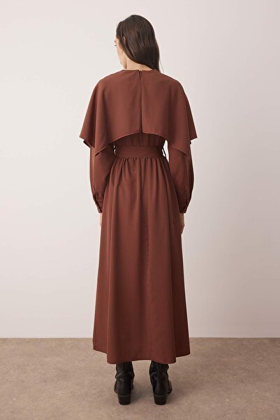 Trendyol Modest Detailní tkané šaty s květinovým doplňkem v hnědém zlatě TCTAW26EB00031