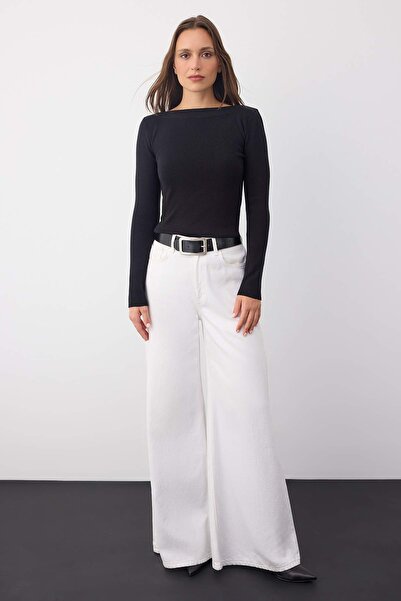 Trendyol Collection Wardrobe Essentials Schwarzer Premium-Garn-/Spezialgarn-Strickpullover mit U-Boot-Ausschnitt | TWOAW26KZ00100 aus Englisch ins Deutsche.