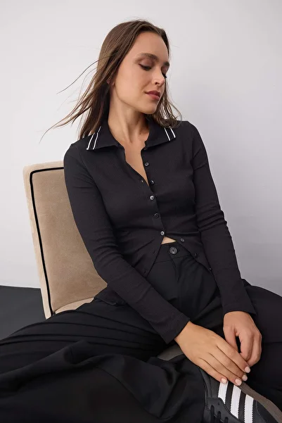 Trendyol Collection Wardrobe Essentials – Buttoned Slim/Fitted Knitted Blouse with Black Piping Detail |   Twoaw26Bz000100