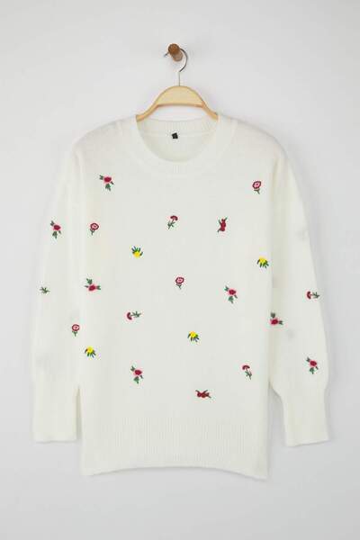 Trendyol Curve Ecru Floral Embroidered Soft Feeling Knitwear Sweater Tbbaw26An00039