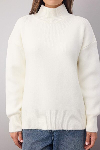 Trendyol Collection Wardrobe Essentials Ecru Wool Blended Wide Fit Soft Textured Knitwear Sweater |   Twoaw26Kz000630
