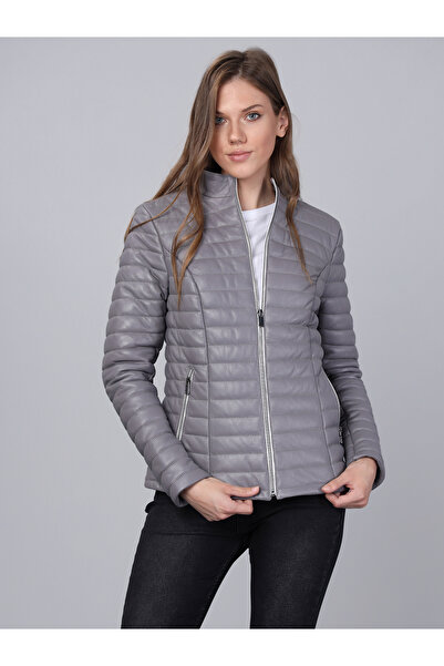 Basics&More سترة نسائية من الجلد الطبيعي باللون الرمادي مع تفاصيل خياطة - IA90