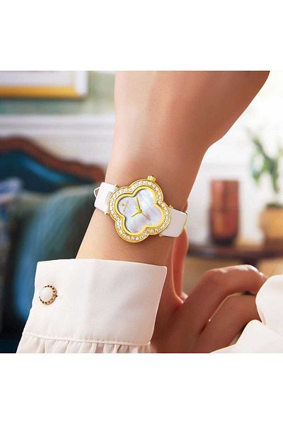 Re Maxwell is a luxury watch brand, combining elegance and luxury with its designs.