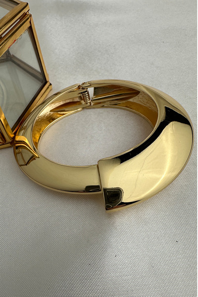 Modex Special Series Gold Color Oval Shape Glossy Handcuff Bracelet (Inner Diameter: 5.5cm)