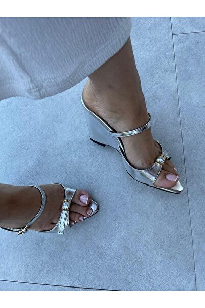 Elvinin Tarzı Tefa Platinum Color Buckle Detailed Platform Heeled Shoes