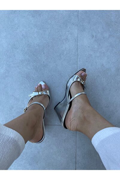 Elvinin Tarzı Tefa Platinum Color Buckle Detailed Platform Heeled Shoes