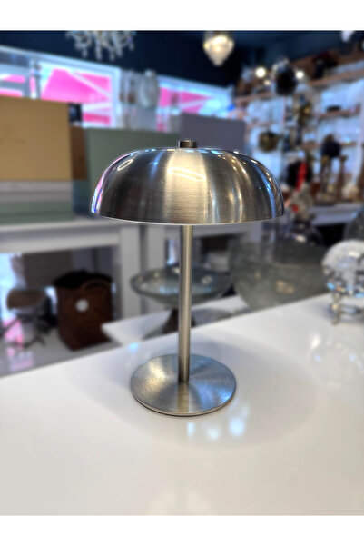 Genel Markalar Parlak gümüş şemsiye tasarımlı masa lambası, 15x22 cm, şık ve fonksiyonel ürün.