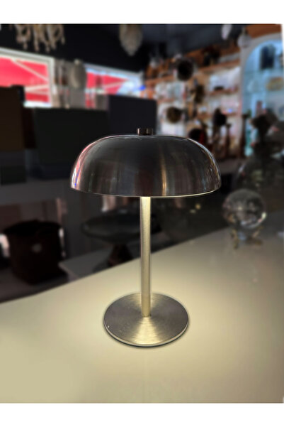 Genel Markalar Parlak gümüş şemsiye tasarımlı masa lambası, 15x22 cm, şık ve fonksiyonel ürün.