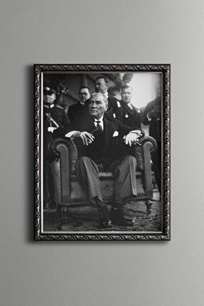 epiqart Ataturk - Vintage Patterned Frame