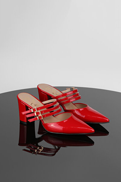 Extra Shoes İstanbul Şık Adımlarınıza Kırmızı Rugan Sivri Burun Yüzü Kapalı Kadın Terlik Üç Bantlı