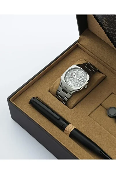 Arkaan A distinctive men's gift for all times: a watch, a cupcake, and a pen.