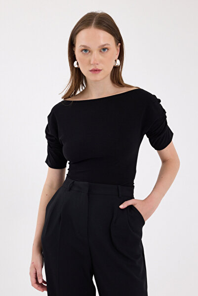 Rays بلوزة سوداء بياقة قارب وأكمام مكشكشة 2515