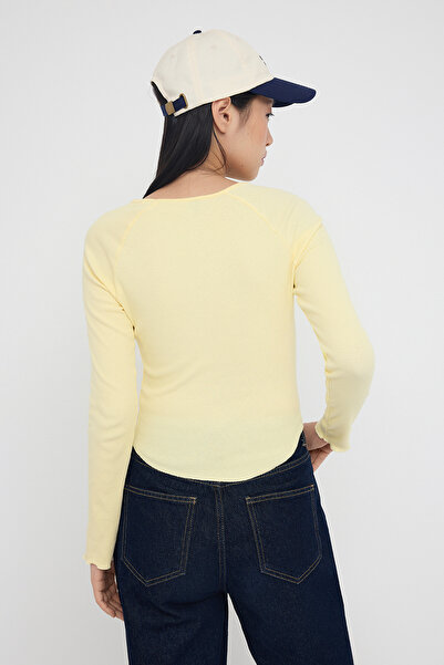 Trendyol Collection Tinédzser világossárga testhezálló/varrásra szabott vágás/rövid kötött blúz TWOAW26BZ00080