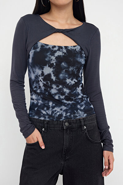 Trendyol Collection Πλεκτή μπλούζα με λεπτομέρεια από τούλι ανθρακί για εφήβους, με λεπτομέρεια αφηρημένης εμφάνισης, πλεκτή μπλούζα με λεπτομέρεια αφηρημένης εμφάνισης TWOAW26BZ00098