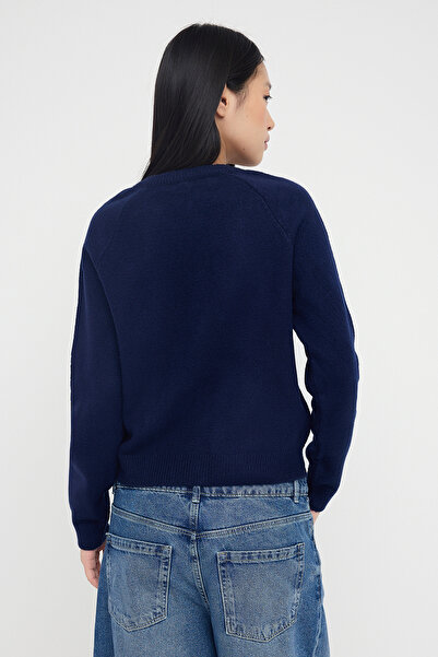 Trendyol Collection Темно-синій светр з капюшоном з вишневим вирізом TWOAW26HI00141