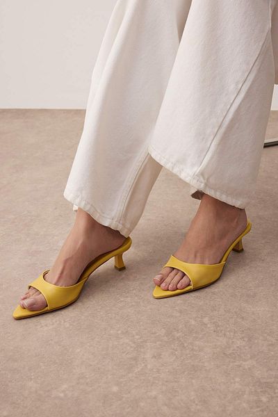 TRENDYOL SHOES Жовті жіночі капці на підборах з гострим носком Kitten Heel TAKSS25TO00111