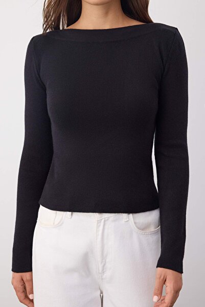 Trendyol Collection Wardrobe Essentials Schwarzer Premium-Garn-/Spezialgarn-Strickpullover mit U-Boot-Ausschnitt | TWOAW26KZ00100 aus Englisch ins Deutsche.