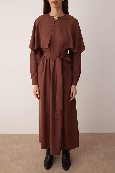 Trendyol Modest Detailní tkané šaty s květinovým doplňkem v hnědém zlatě TCTAW26EB00031