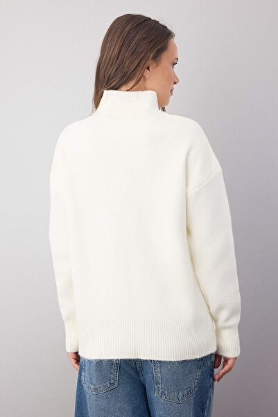 Trendyol Collection Wardrobe Essentials Ecru Wool Blended Wide Fit Soft Textured Knitwear Sweater |   Twoaw26Kz000630